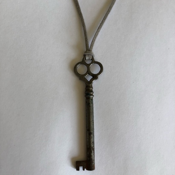 ✨MYSTERY Vintage Skeleton Key Necklace, Gray Cord - Picture 1 of 2